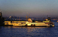 Imbarcazioni sul Bosforo al tramonto