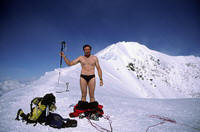 Giuseppe Pompili presso la vatta del Denali in mutande