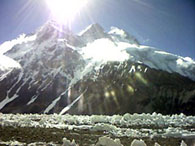 Il Broad Peak, visto dal cb del K2, illumiato dal sole