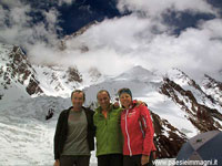 Giuseppe, Ralf e Gerlinde davanti al K2